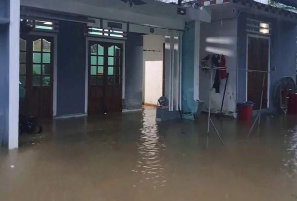 Nước sông Vu Gia, Túy Loan dâng cao, người dân trắng đêm chạy lụt