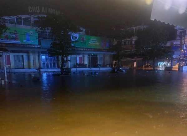 Nước sông Vu Gia, Túy Loan dâng cao, người dân trắng đêm chạy lụt