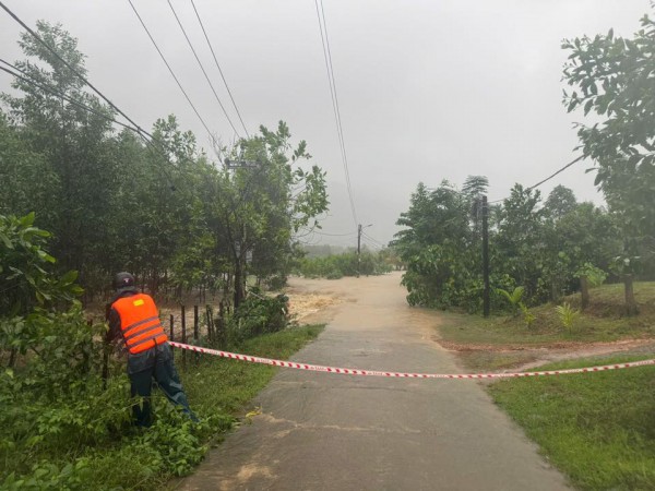 Nước sông Vu Gia, Túy Loan dâng cao, người dân trắng đêm chạy lụt