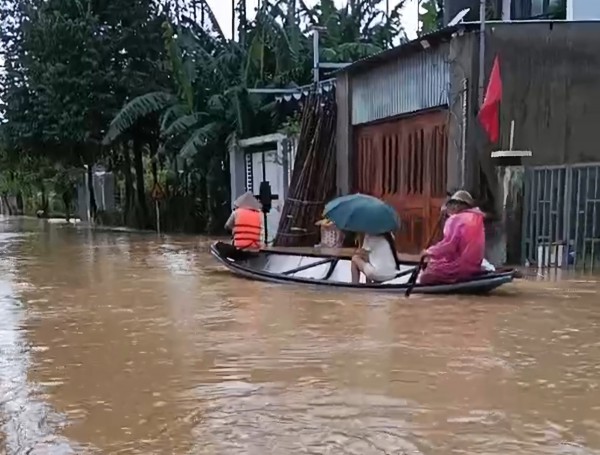 Nước sông Vu Gia, Túy Loan dâng cao, người dân trắng đêm chạy lụt