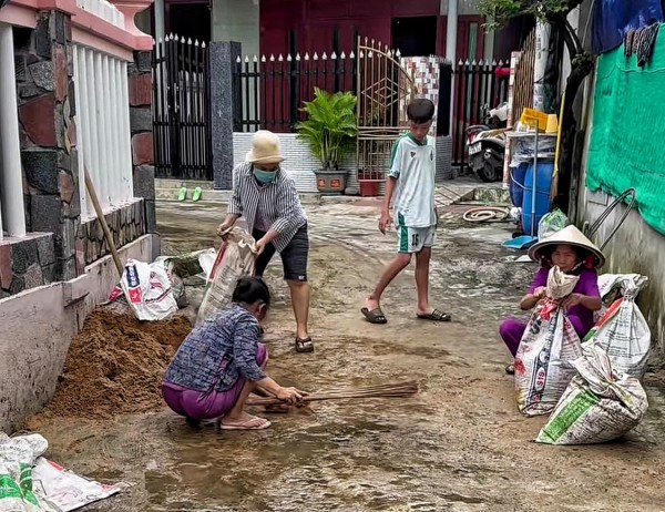 Ứng phó bão số 13 Kalmaegi: Người dân Đắk Lắk gia cố nhà cửa, di dời bè nuôi tôm hùm