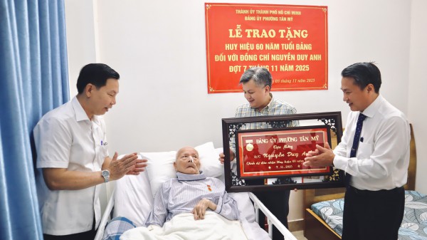 Ông Lê Quốc Phong trao Huy hiệu 60 năm tuổi Đảng đến cụ Nguyễn Duy Anh Ông Lê Quốc Phong trao Huy hiệu 60 năm tuổi Đảng đến cụ Nguyễn Duy Anh