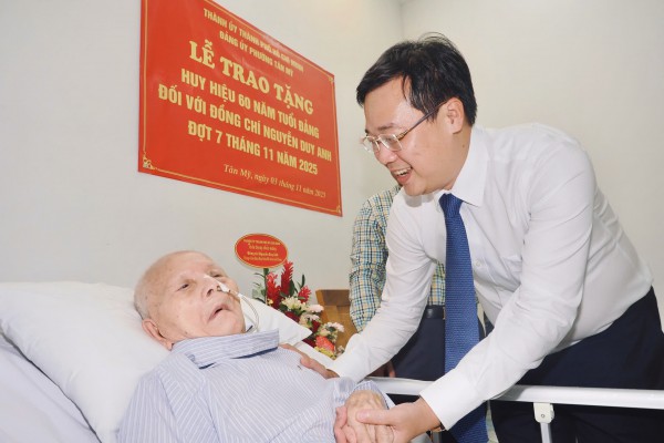 Ông Lê Quốc Phong trao Huy hiệu 60 năm tuổi Đảng đến cụ Nguyễn Duy Anh Ông Lê Quốc Phong trao Huy hiệu 60 năm tuổi Đảng đến cụ Nguyễn Duy Anh