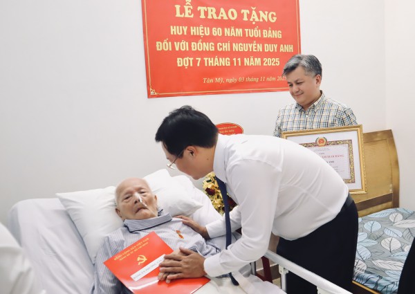 Ông Lê Quốc Phong trao Huy hiệu 60 năm tuổi Đảng đến cụ Nguyễn Duy Anh Ông Lê Quốc Phong trao Huy hiệu 60 năm tuổi Đảng đến cụ Nguyễn Duy Anh