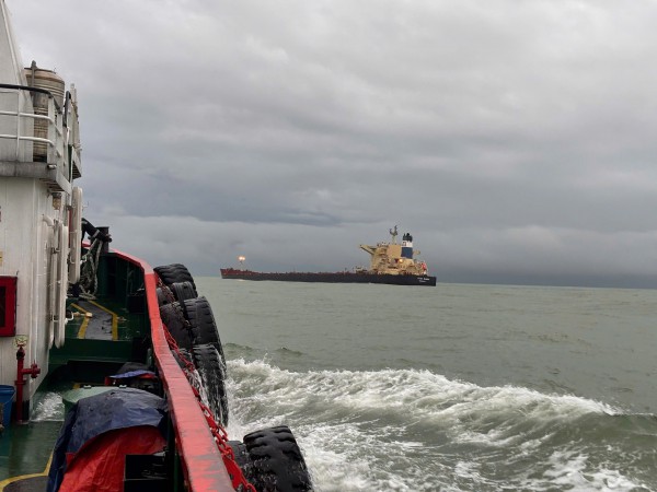 Khẩn trương xử lý tàu chở 175.000 tấn quặng sắt mắc cạn ở Dung Quất trước bão