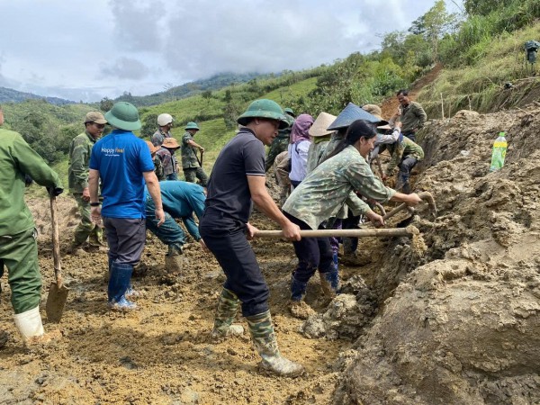 Hơn 2.000 người chung tay khắc phục sạt lở đất ở Quảng Ngãi Hơn 2.000 người chung tay khắc phục sạt lở đất ở Quảng Ngãi