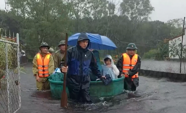 Quảng Trị: Miền núi sạt lở hàng chục điểm, tàu chìm do mưa lớn