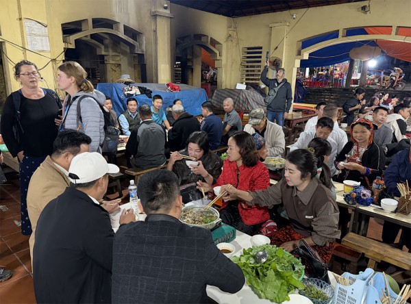 Du lịch chật vật vì mưa bão liên tục Du lịch chật vật vì mưa bão liên tục