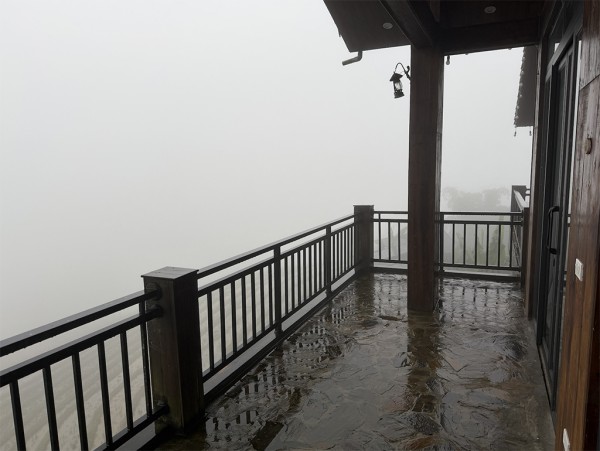 Du lịch chật vật vì mưa bão liên tục Du lịch chật vật vì mưa bão liên tục