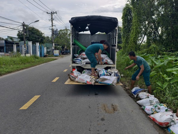 TP.HCM: Đắp bao cát ngăn triều cường tại đường Đặng Công Bỉnh TP.HCM: Đắp bao cát ngăn triều cường tại đường Đặng Công Bỉnh