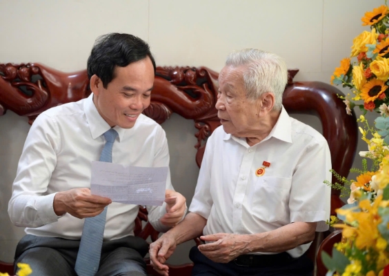 ong-tran-luu-quang-trao-huy-hieu-80-nam-tuoi-dang-tang-dang-vien-gan-100-tuoi