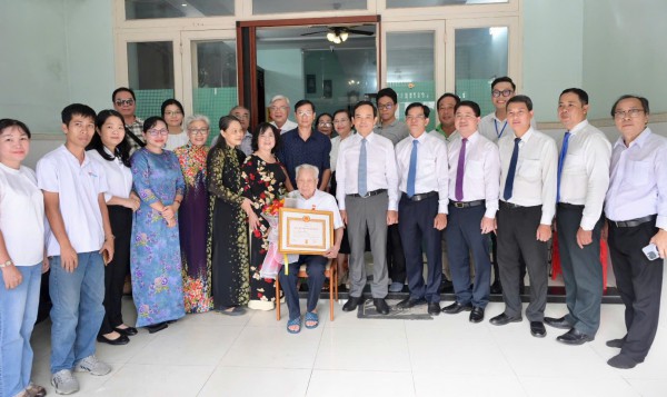 Ông Trần Lưu Quang trao Huy hiệu 80 năm tuổi Đảng tặng đảng viên gần 100 tuổi