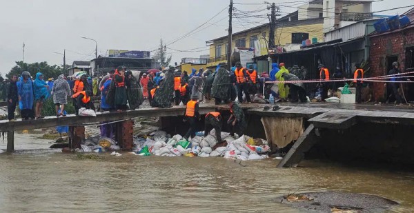 Lực lượng vũ trang Đà Nẵng sẵn sàng ứng phó khi 'bão chồng lũ' Lực lượng vũ trang Đà Nẵng sẵn sàng ứng phó khi 'bão chồng lũ'