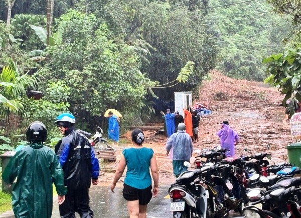 'Đất đã no nước, chỉ cần trận mưa lớn là sạt lở tan hoang'