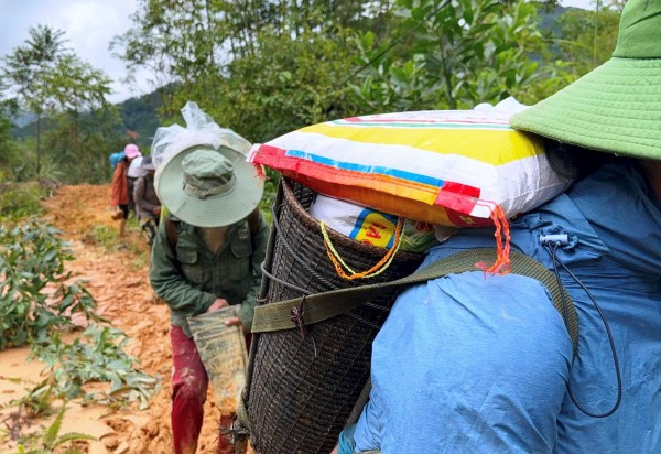 Gùi yêu thương vào vùng núi lở Gùi yêu thương vào vùng núi lở