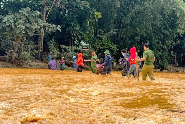Gùi yêu thương vào vùng núi lở Gùi yêu thương vào vùng núi lở