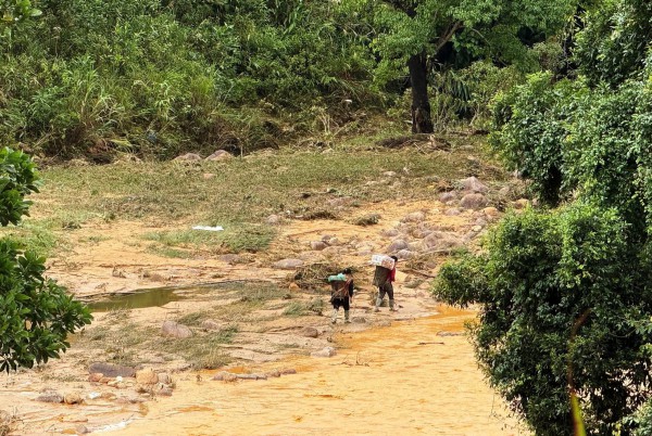 Gùi yêu thương vào vùng núi lở Gùi yêu thương vào vùng núi lở