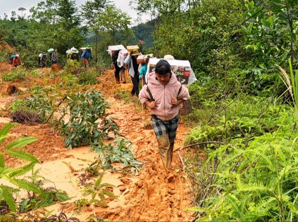 Gùi yêu thương vào vùng núi lở Gùi yêu thương vào vùng núi lở