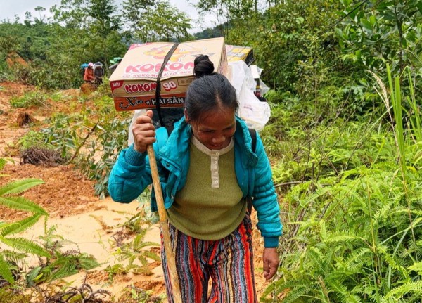 Gùi yêu thương vào vùng núi lở Gùi yêu thương vào vùng núi lở