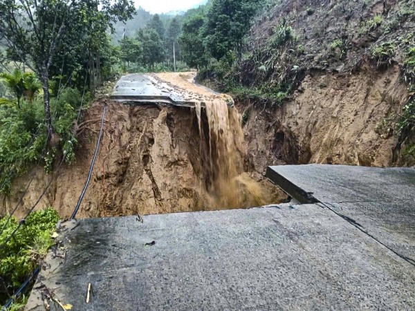 Mưa lũ dai dẳng, bất thường ở miền Trung