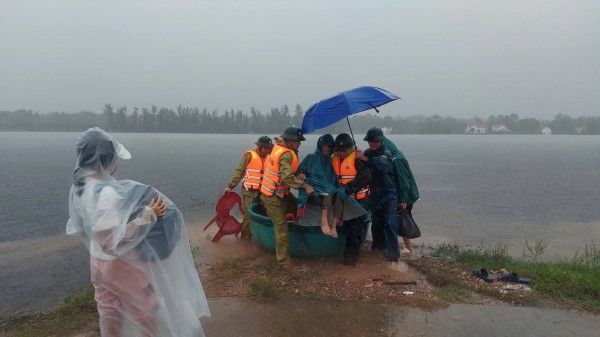 Mưa lũ dai dẳng, bất thường ở miền Trung