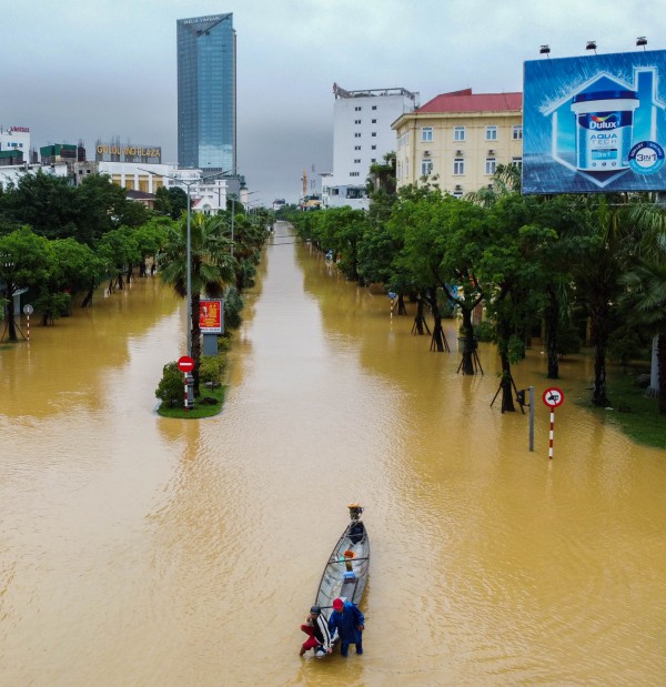 Mưa lũ dai dẳng, bất thường ở miền Trung