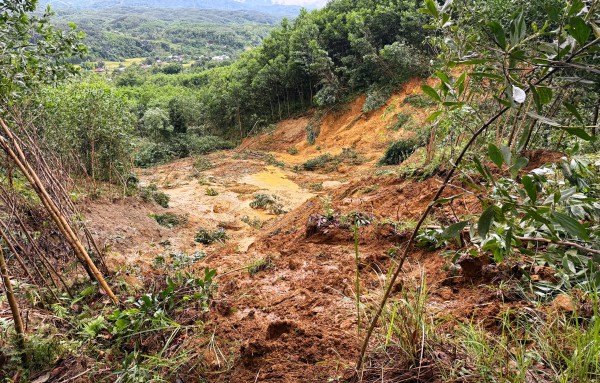 Đà Nẵng: Xuất hiện vết nứt lớn trên đỉnh núi, xã vùng cao ra thông báo khẩn Đà Nẵng: Xuất hiện vết nứt lớn trên đỉnh núi, xã vùng cao ra thông báo khẩn