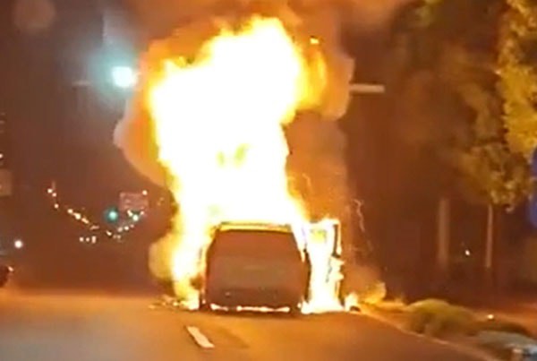 Ngồi trong ô tô điện Trung Quốc, nơm nớp nỗi lo cháy nổ