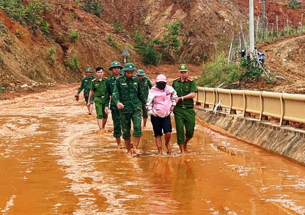 Đà Nẵng: Công an, biên phòng vượt đèo sạt lở đưa 4 người dân đi cấp cứu