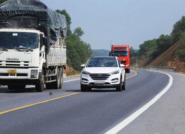 2 trường hợp ngoại lệ được phép vượt xe từ bên phải