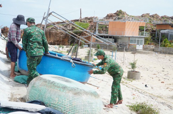 Trước giờ bão số 13 Kalmaegi đổ bộ, người dân ven biển chạy đua với thời gian Trước giờ bão số 13 Kalmaegi đổ bộ, người dân ven biển chạy đua với thời gian