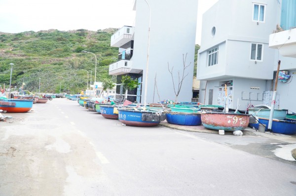 Trước giờ bão số 13 Kalmaegi đổ bộ, người dân ven biển chạy đua với thời gian Trước giờ bão số 13 Kalmaegi đổ bộ, người dân ven biển chạy đua với thời gian