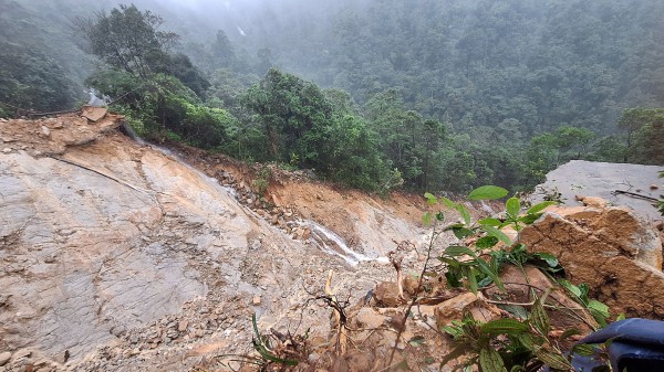 Hứng lượng mưa đứng thứ 2 lịch sử thế giới, đường lên Bạch Mã tê liệt Hứng lượng mưa đứng thứ 2 lịch sử thế giới, đường lên Bạch Mã tê liệt
