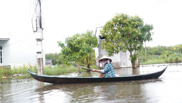 Khu tái định cư Cà Mau ngập sâu, dân dùng xuồng đi lại Khu tái định cư Cà Mau ngập sâu, dân dùng xuồng đi lại