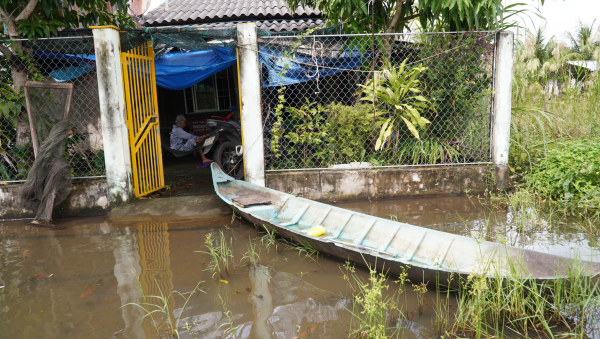 Khu tái định cư Cà Mau ngập sâu, dân dùng xuồng đi lại Khu tái định cư Cà Mau ngập sâu, dân dùng xuồng đi lại