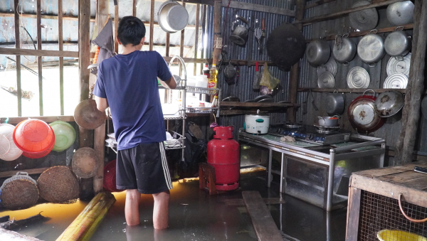 Khu tái định cư Cà Mau ngập sâu, dân dùng xuồng đi lại Khu tái định cư Cà Mau ngập sâu, dân dùng xuồng đi lại