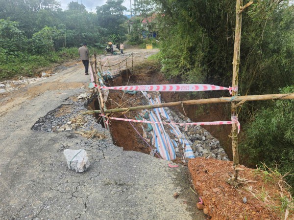 Sạt lở uy hiếp nhiều nhà dân vùng cao Khe Sanh, Quảng Trị Sạt lở uy hiếp nhiều nhà dân vùng cao Khe Sanh, Quảng Trị