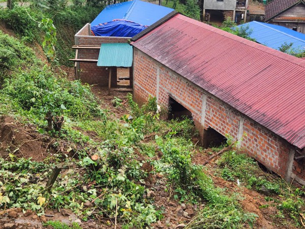 Sạt lở uy hiếp nhiều nhà dân vùng cao Khe Sanh, Quảng Trị Sạt lở uy hiếp nhiều nhà dân vùng cao Khe Sanh, Quảng Trị