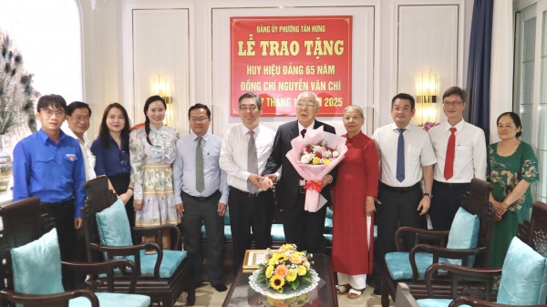 Phó bí thư Nguyễn Phước Lộc trao Huy hiệu Đảng cho nguyên Phó chủ tịch UBND TP.HCM Phó bí thư Nguyễn Phước Lộc trao Huy hiệu Đảng cho nguyên Phó chủ tịch UBND TP.HCM