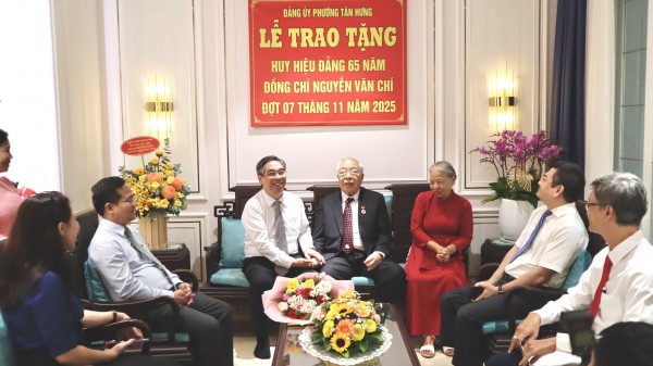 Phó bí thư Nguyễn Phước Lộc trao Huy hiệu Đảng cho nguyên Phó chủ tịch UBND TP.HCM Phó bí thư Nguyễn Phước Lộc trao Huy hiệu Đảng cho nguyên Phó chủ tịch UBND TP.HCM