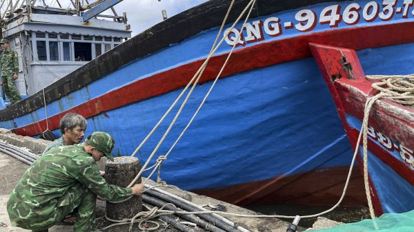 Quảng Ngãi: Người dân vùng biển cấp tập chằng chống nhà, tàu thuyền trước bão số 13 Kalmaegi Quảng Ngãi: Người dân vùng biển cấp tập chằng chống nhà, tàu thuyền trước bão số 13 Kalmaegi