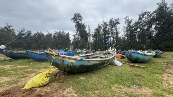 Quảng Ngãi: Người dân vùng biển cấp tập chằng chống nhà, tàu thuyền trước bão số 13 Kalmaegi Quảng Ngãi: Người dân vùng biển cấp tập chằng chống nhà, tàu thuyền trước bão số 13 Kalmaegi