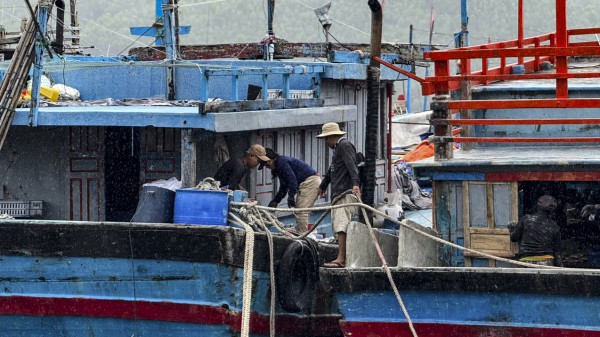 Quảng Ngãi: Người dân vùng biển cấp tập chằng chống nhà, tàu thuyền trước bão số 13 Kalmaegi Quảng Ngãi: Người dân vùng biển cấp tập chằng chống nhà, tàu thuyền trước bão số 13 Kalmaegi