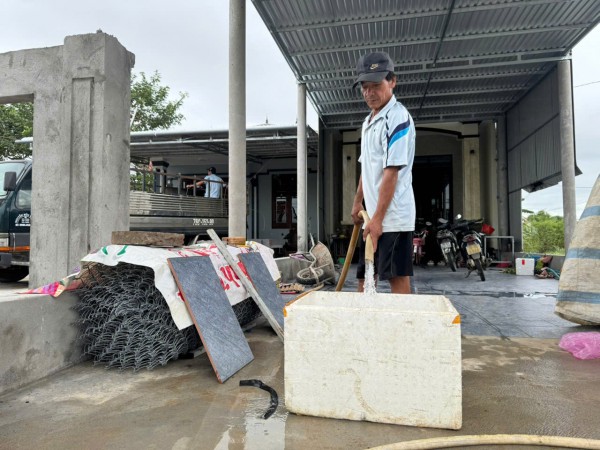 Quảng Ngãi: Người dân vùng biển cấp tập chằng chống nhà, tàu thuyền trước bão số 13 Kalmaegi Quảng Ngãi: Người dân vùng biển cấp tập chằng chống nhà, tàu thuyền trước bão số 13 Kalmaegi