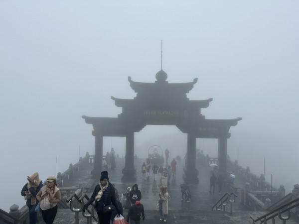 Mây săn người trên đỉnh Fansipan Mây săn người trên đỉnh Fansipan