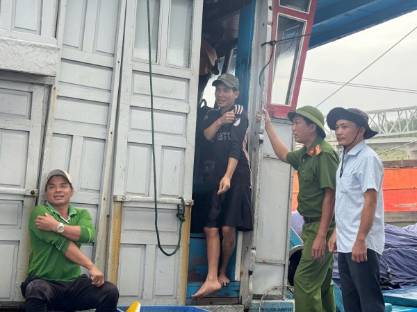 Nam Trung bộ căng mình ứng phó bão Kalmaegi Nam Trung bộ căng mình ứng phó bão Kalmaegi