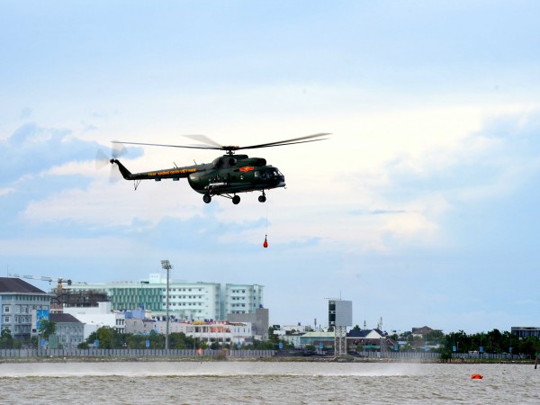 Trực thăng quân sự luyện tập bay treo cứu người tại Rạch Giá Trực thăng quân sự luyện tập bay treo cứu người tại Rạch Giá