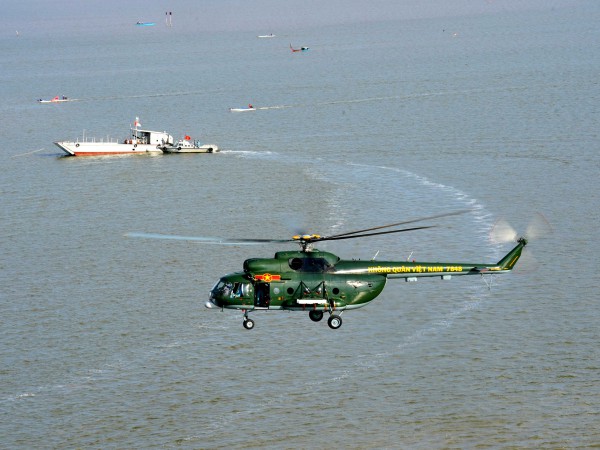 Trực thăng quân sự luyện tập bay treo cứu người tại Rạch Giá Trực thăng quân sự luyện tập bay treo cứu người tại Rạch Giá