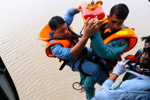 Trực thăng quân sự luyện tập bay treo cứu người tại Rạch Giá Trực thăng quân sự luyện tập bay treo cứu người tại Rạch Giá