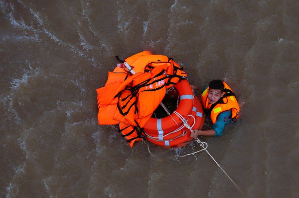 Trực thăng quân sự luyện tập bay treo cứu người tại Rạch Giá Trực thăng quân sự luyện tập bay treo cứu người tại Rạch Giá